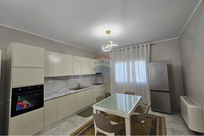 Tirane, jepet me qera apartament 2+1+Ballkon Kati 1, 180 m² 680 € (Rruga e Elbasanit)