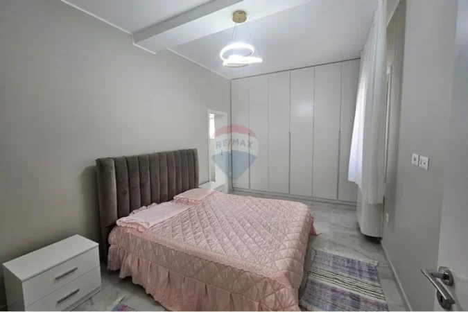 Tirane, jepet me qera apartament 2+1+Ballkon Kati 1, 180 m² 680 € (Rruga e Elbasanit)