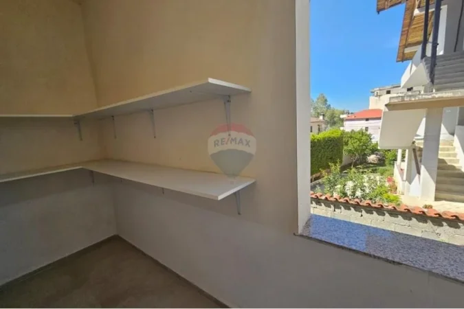 Tirane, jepet me qera apartament 2+1+Ballkon Kati 1, 180 m² 680 € (Rruga e Elbasanit)