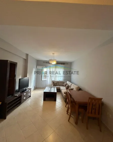 Tirane, jepet me qera 2+1+2 Kati 4, 105 m²  70.000ALL (Komuna e Parisit)