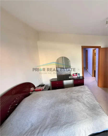 Tirane, jepet me qera 2+1+2 Kati 4, 105 m²  70.000ALL (Komuna e Parisit)