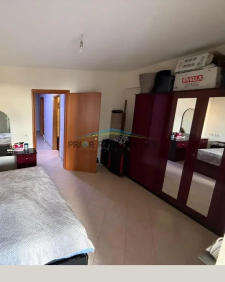 Tirane, jepet me qera 2+1+2 Kati 4, 105 m²  70.000ALL (Komuna e Parisit)