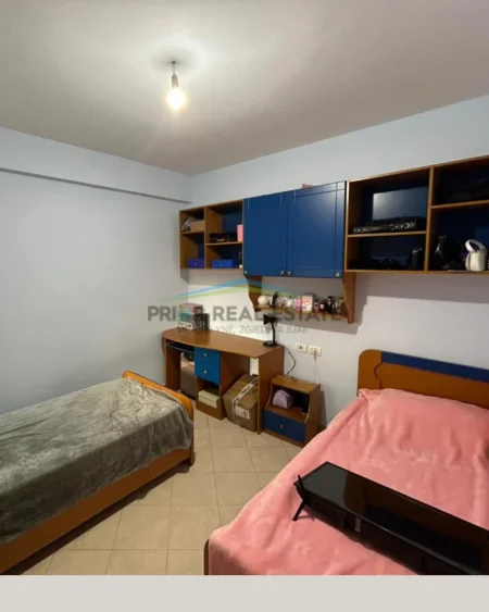 Tirane, jepet me qera 2+1+2 Kati 4, 105 m²  70.000ALL (Komuna e Parisit)
