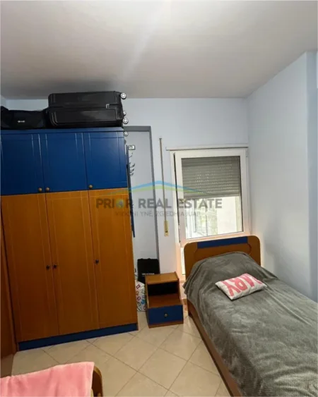 Tirane, jepet me qera 2+1+2 Kati 4, 105 m²  70.000ALL (Komuna e Parisit)