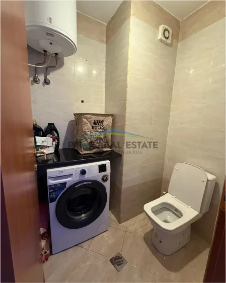 Tirane, jepet me qera 2+1+2 Kati 4, 105 m²  70.000ALL (Komuna e Parisit)