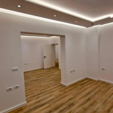 Tirane, jepet me qera ambjent biznesi Kati 3, 120 m² 900 € (Kafe Flora, Rruga e Durresit)