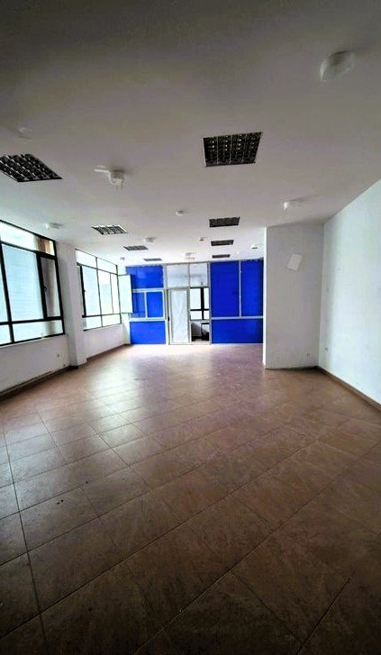 Tirane, jepet me qera ambjent biznesi Kati 1, 90 m² 650 € (ish Ekspozita)