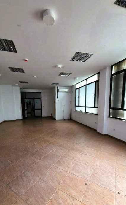 Tirane, jepet me qera ambjent biznesi Kati 1, 90 m² 650 € (ish Ekspozita)