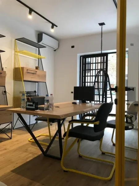 Tirane, jepet me qera zyre Kati 1, 110 m² 950 € (RRUGA E DURRESIT)