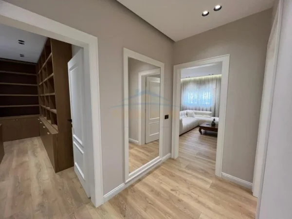 Tirane, jepet me qera apartament 2+1+Ballkon Kati 4, 118 m² 1.500 € (Rruga e Bogdaneve)