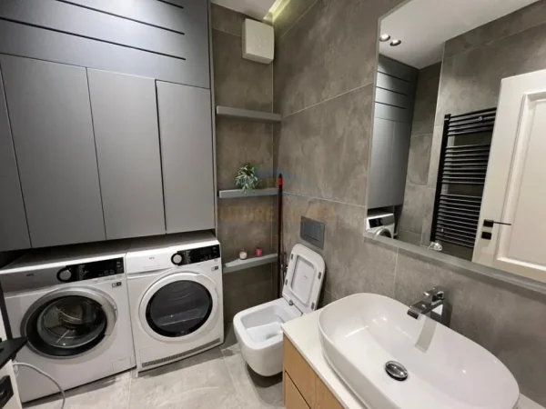 Tirane, jepet me qera apartament 2+1+Ballkon Kati 4, 118 m² 1.500 € (Rruga e Bogdaneve)
