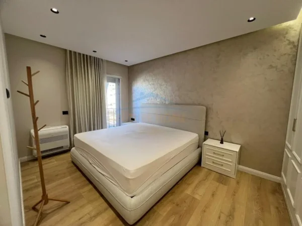 Tirane, jepet me qera apartament 2+1+Ballkon Kati 4, 118 m² 1.500 € (Rruga e Bogdaneve)