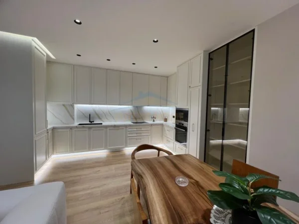 Tirane, jepet me qera apartament 2+1+Ballkon Kati 4, 118 m² 1.500 € (Rruga e Bogdaneve)