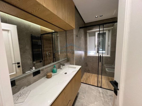 Tirane, jepet me qera apartament 2+1+Ballkon Kati 4, 118 m² 1.500 € (Rruga e Bogdaneve)