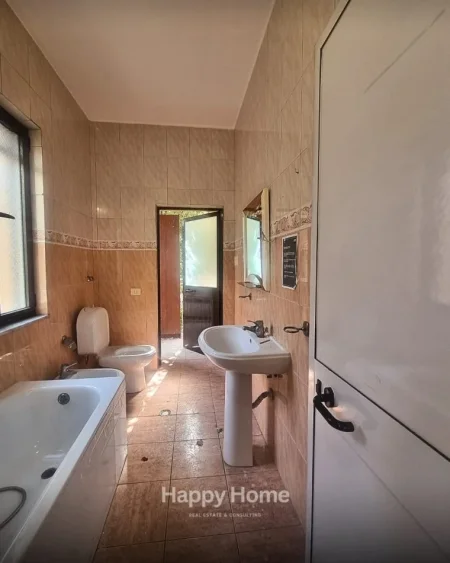 Tirane, jepet me qera ambjent biznesi Kati 2, 300 m² 2.800 € (rruga e kosovareve)