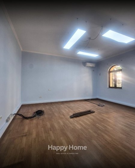Tirane, jepet me qera ambjent biznesi Kati 2, 300 m² 2.800 € (rruga e kosovareve)