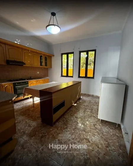 Tirane, jepet me qera ambjent biznesi Kati 2, 300 m² 2.800 € (rruga e kosovareve)