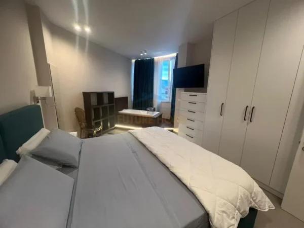 Tirane, qera apartament 1+1+Ballkon Kati 11, 85 m² (Kompleksi Dinamo)