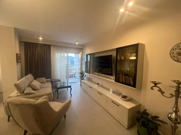 Tirane, qera apartament 1+1+Ballkon Kati 11, 85 m² (Kompleksi Dinamo)