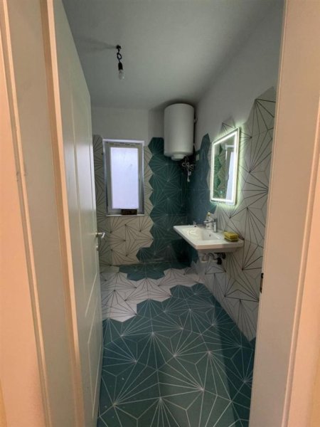 Tirane, jepet me qera Vile 3 Katshe , 214 m² 1.500 € (KOMBINAT)