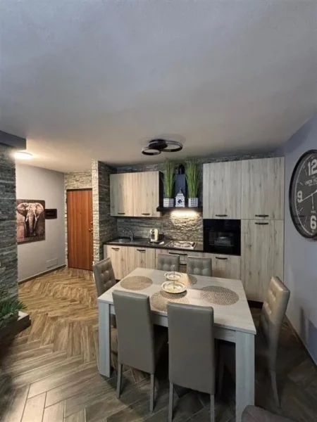 Tirane, jepet me qera apartament 2+1 Kati 4, 80 m² 700 € (21 DHJETORI)