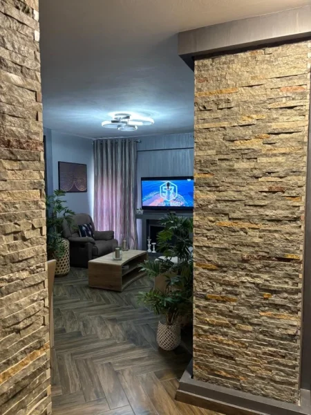 Tirane, jepet me qera apartament 2+1 Kati 4, 80 m² 700 € (rruga kavajes)