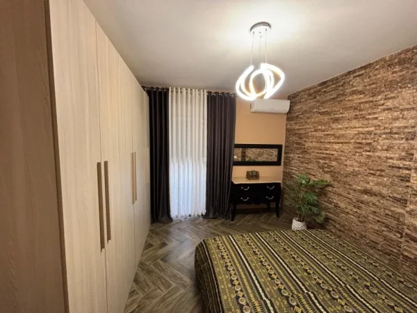 Tirane, jepet me qera apartament 2+1 Kati 4, 80 m² 700 € (rruga kavajes)