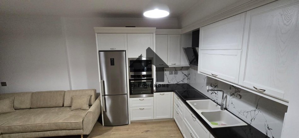 Tirane, jepet me qera apartament 1+1+Ballkon Kati 3, 68 m² 700 € (Komune - Parisit)