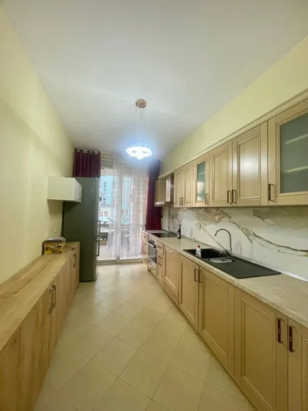 Tirane, jepet me qera apartament 2+1+Ballkon Kati 2, 120 m² 700 € (rruga Shkelqim Fusha)