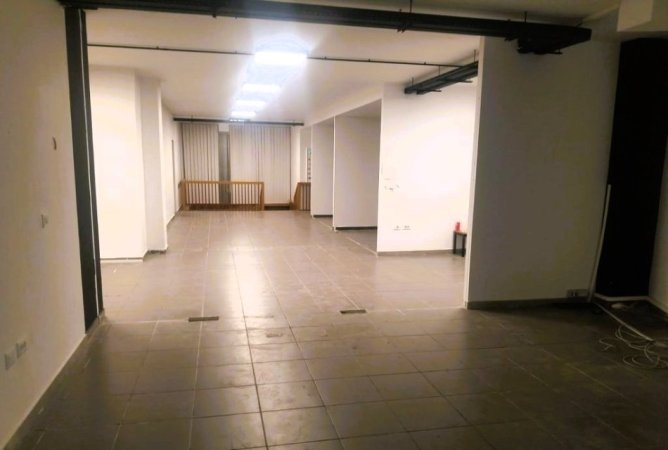 Tirane, jepet me qera dyqan Kati 0, 900 m² 5.000 € (Stadiumi Dinamo)