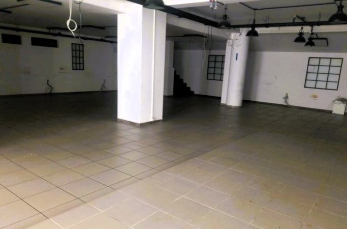 Tirane, jepet me qera dyqan Kati 0, 900 m² 5.000 € (Stadiumi Dinamo)