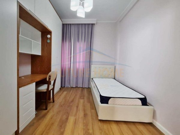 Tirane, jepet me qera apartament 4+1+Ballkon Kati 1, 200 m² 1.300 € (Komuna e Parisit)