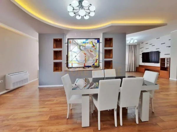 Tirane, jepet me qera apartament 4+1+Ballkon Kati 1, 200 m² 1.300 € (Komuna e Parisit)