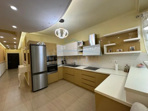 Tirane, shitet apartament+verande | Penthouse 2+1+Ballkon Kati 4, 146 m² 260.000 € (Fresku)