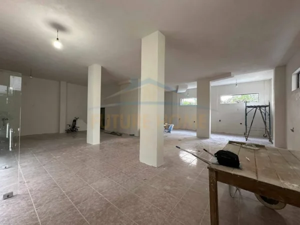 Tirane, jepet me qera ambjent biznesi Kati 0, 180 m² 1.500 € (Komuna e Parisit)