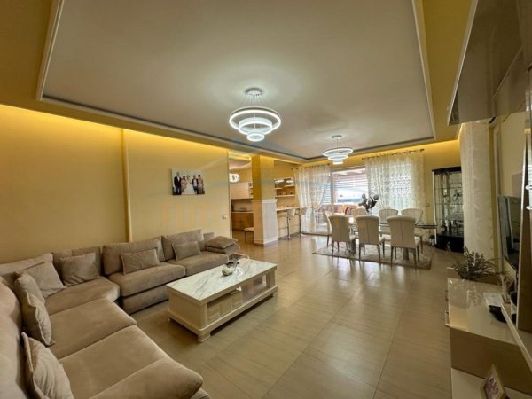 Tirane, shitet apartament 2+1+Ballkon Kati 4, 146 m² 260.000 € (Fresku)