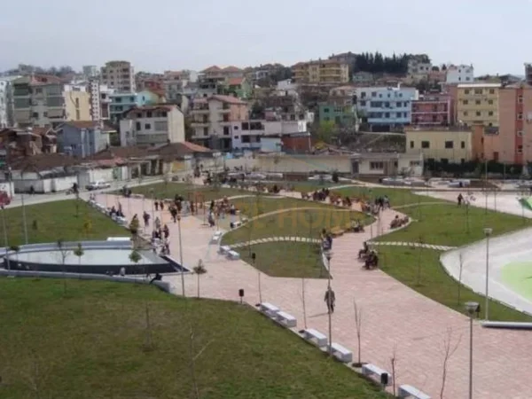 Tirane, shitet shtepi 3+1+Ballkon , 127 m² 300.000 € (Ali Dem)