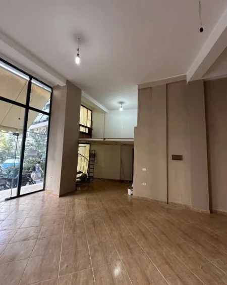 Tirane, jepet me qera dyqan Kati 0, 52 m² 350 € (Prane rrethit te Astirit)