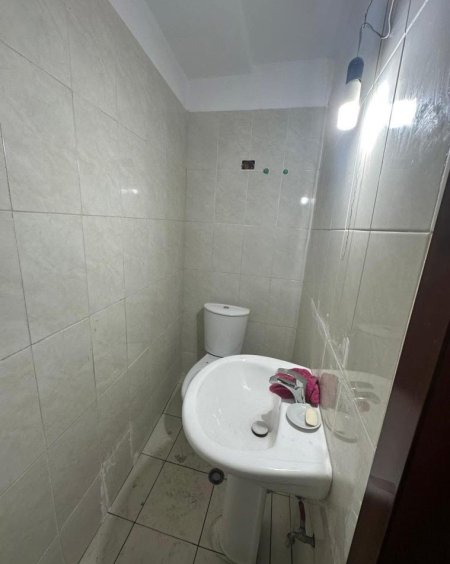 Tirane, jepet me qera dyqan Kati 0, 52 m² 350 € (Prane rrethit te Astirit)