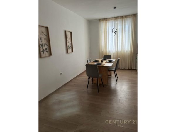 Tirane, jepet me qera apartament 2+1 Kati 1, 90 m² 951 € (Qender)