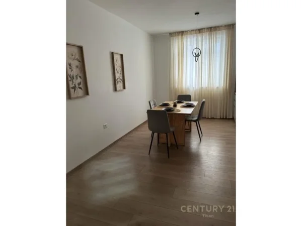 Tirane, jepet me qera apartament 2+1 Kati 1, 90 m² 951 € (Qender)