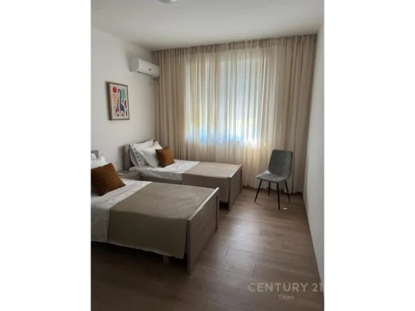 Tirane, jepet me qera apartament 2+1 Kati 1, 90 m² 951 € (Qender)