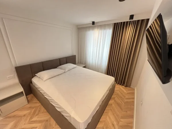 Tirane, jepet me qera Vile 2+1 Kati 1, 70 m² 700 € (Kompleksi Grand)