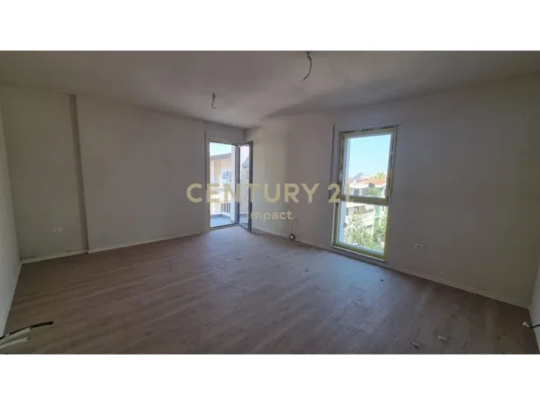 Tirane, jepet me qera apartament 1+1 Kati 4, 75 m² 400 € (Xhamlliku)