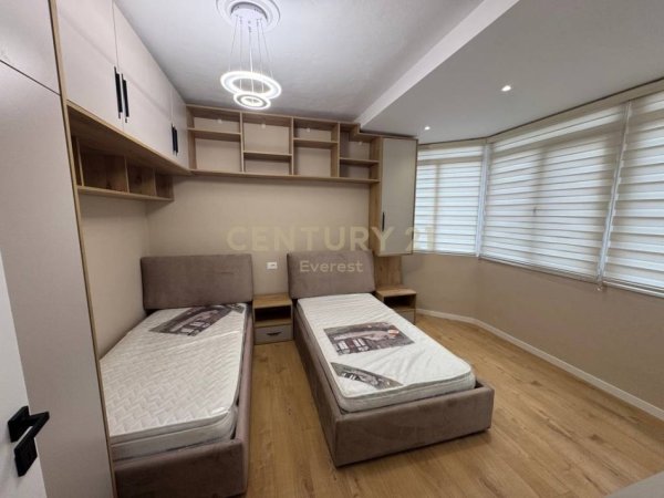 Tirane, jepet me qera apartament 2+1 Kati 7, 96 m² 620 € (Yzberisht)