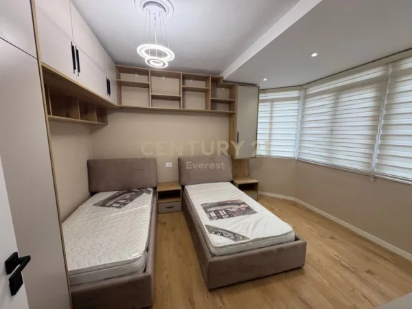 Tirane, jepet me qera apartament 2+1 Kati 7, 96 m² 620 € (Yzberisht)