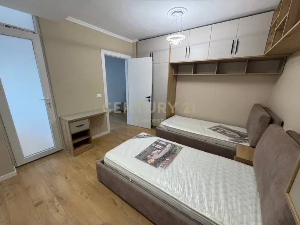 Tirane, jepet me qera apartament 2+1 Kati 7, 96 m² 620 € (Yzberisht)