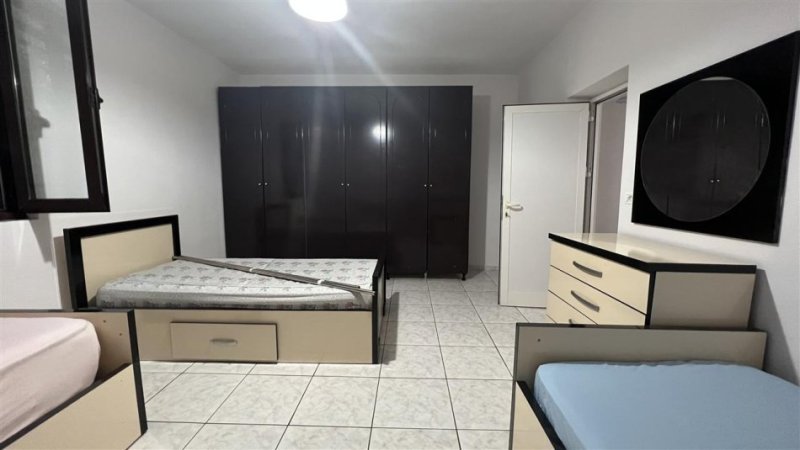 Tirane, jepet me qera shtepi 1 Katshe Kati 0, 135 m² 500 € (ne Kombinat Tirane)