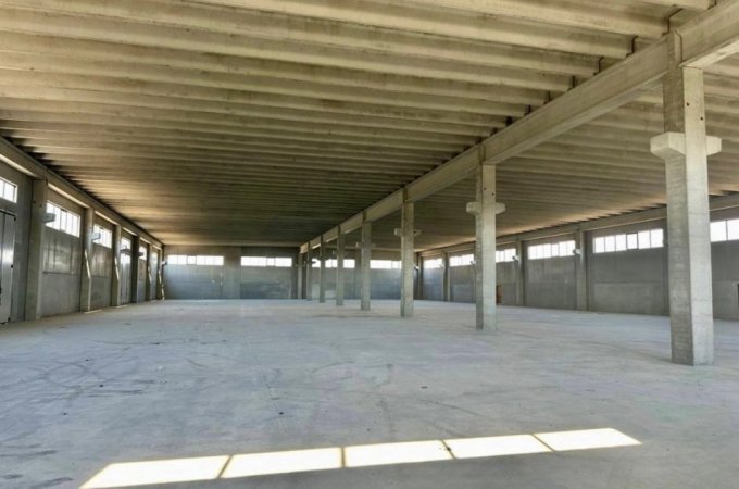 Durres, jepet me qera magazine , 3.200 m² 8.000 € 