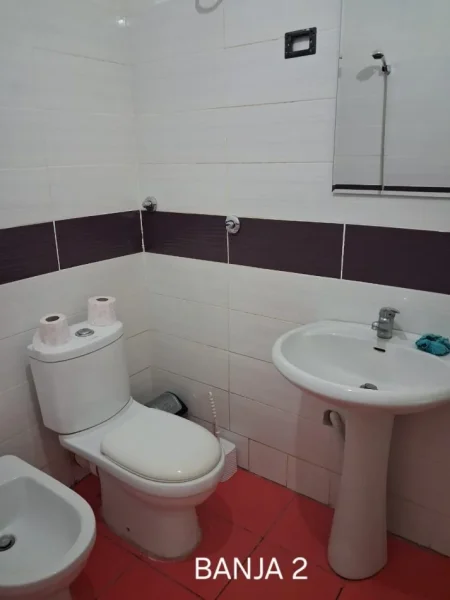 Tirane, jepet me qera Vile 3+1 Kati 1, 120 m² 450 € 